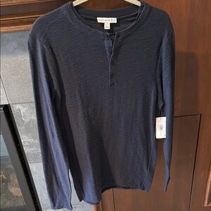 Men's lightweight long sleeve sweater